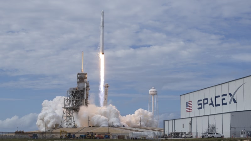 NASA má odvážný plán vrátit astronauty na Měsíc. Proč se odborníci začínají obávat?