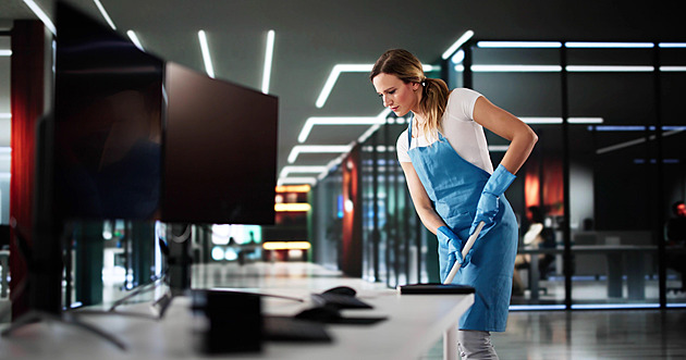 Pracovníci úklidu patří k nejhůře placeným, neprávem. Proč tomu tak je?