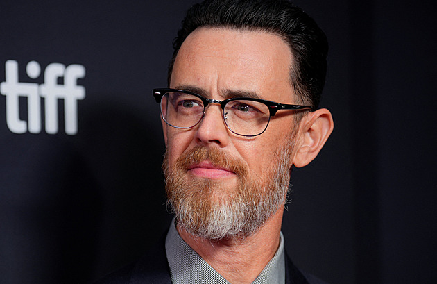 Všichni bílí muži nad 40 by měli chodit na terapii, míní syn Toma Hankse