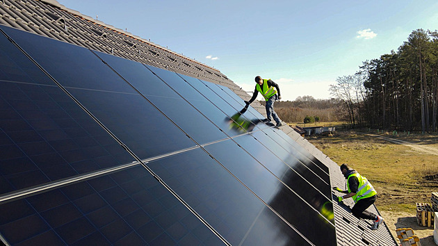 Tradiční střešní taška dál vítězí. Skvěle si totiž rozumí s fotovoltaikou