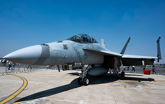 Američanům se u Číny během chvíle zřítila stíhačka a vrtulník. Trump viní palivo