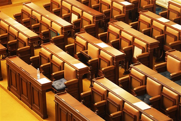 Ve Sněmovně se propadl strop. Pryč musel nábytek i koberec