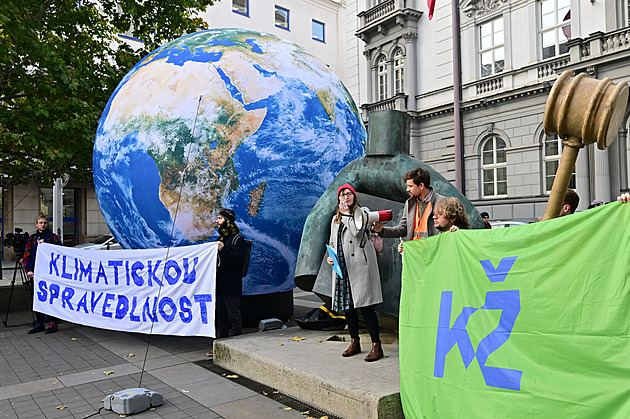 Klimatická žaloba se stížností u Ústavního soudu neuspěla. „Nečinnost vlády“ není nezákonná