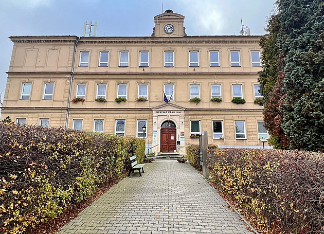 Okrádala i cikány, lhal exposlanec o ředitelce. Město po letech vymohlo škodu