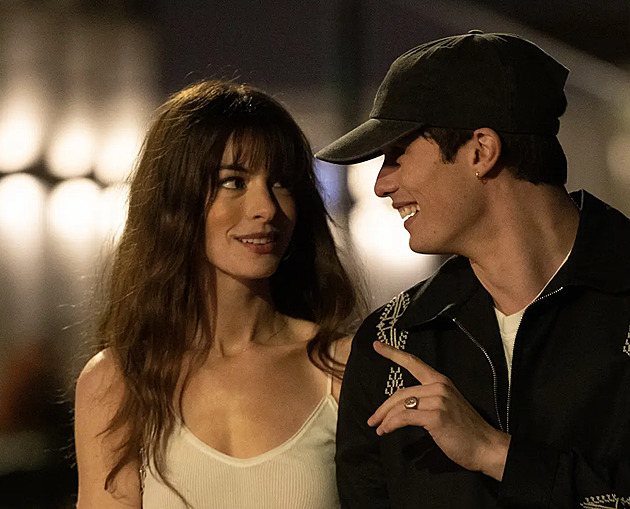 TELEVIZIONÁŘ: Anne Hathaway jako žena, která si začne s mladým zpěvákem