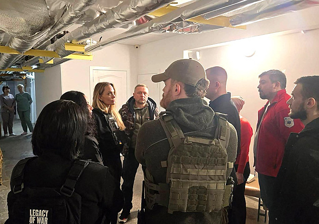 Rusové si z Ukrajiny udělali lidské safari, hlásí Angelina Jolie. Sama unikala dronu