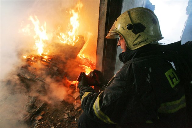 Při požáru statku s ubytovnou zemřel člověk. Policie prověřuje i úmyslné zapálení