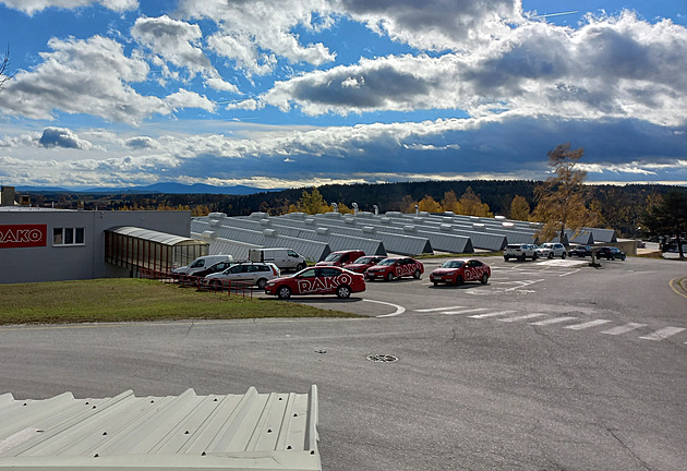 Hučí jako letadlo, i v noci. Lidi v Borovanech ruší hluk z firmy na dlaždice