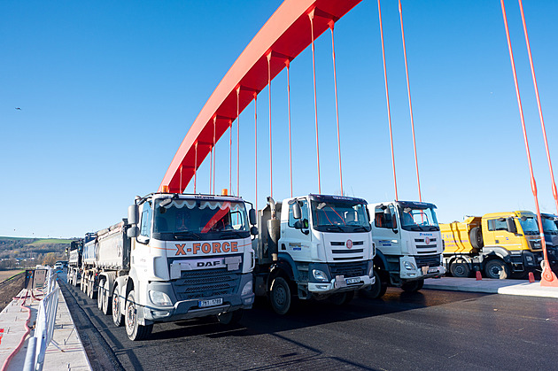 VIDEO: Náklaďáky s kamením prověřily nový dálniční most, měl by sloužit sto let