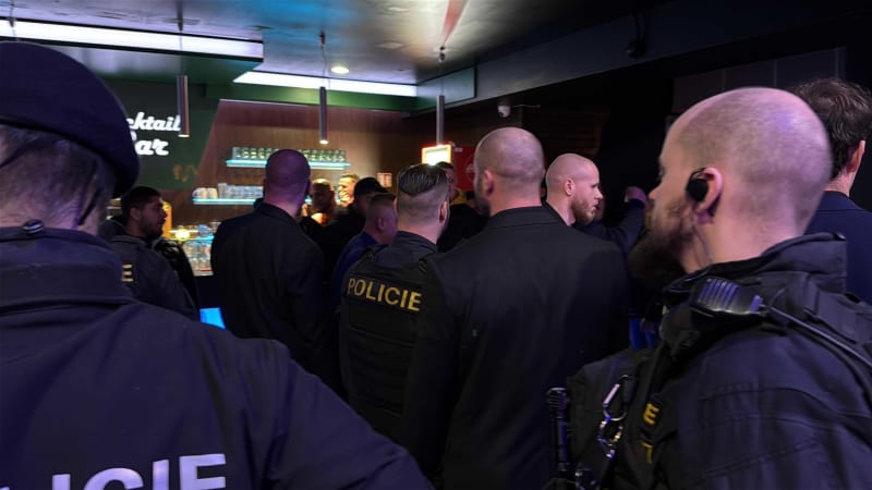 Ležel tam v kaluži krve. Romská zábava na Plzeňsku skončila hromadnou rvačkou, ukazuje video