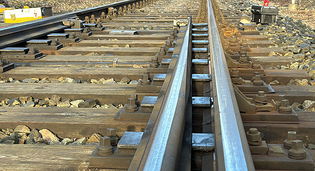 V Roudnici vlak opět strhl vedení. Spoje na koridoru do Německa nabraly velká zpoždění