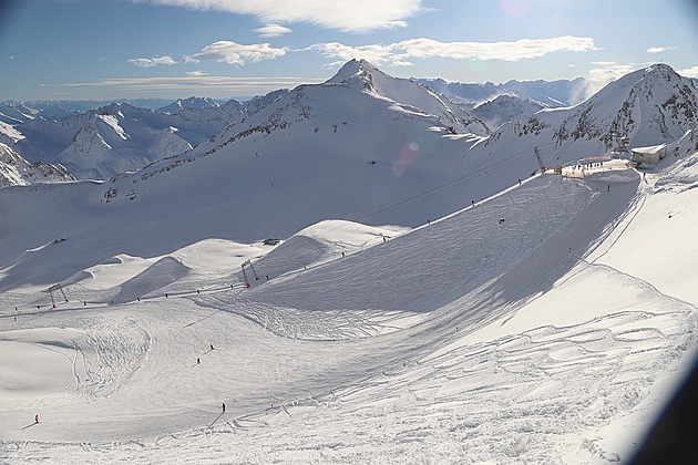 Masivní lavina v Rakousku zasáhla i sjezdovku. Záchranáři pátrají po přeživších