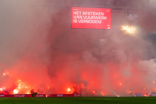 Skandální, ohrozili jste hráče! Zápas Ajaxu ukončilo pyro fanoušků, klub to odsoudil
