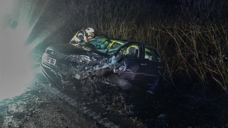 Vážná nehoda na Tachovsku: Auto skončilo po srážce na střeše, zranilo se pět lidí