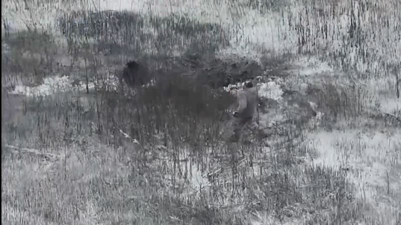 Kuriózní záběry: Ruský voják házel po ukrajinském dronu sněhové koule. Explozi neunikl