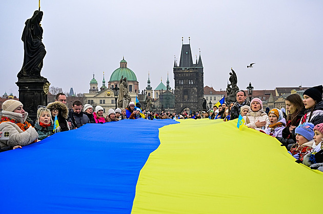 Skutečný odpad, tepe Telička do Okamury kvůli ukrajinské vlajce na Karlově mostě