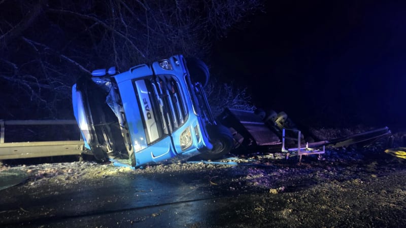 ON-LINE: Nehody, zrušené spoje, zablokované dálnice. Sněhová kalamita ochromila dopravu