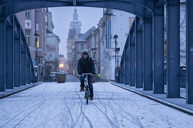 Dopravu od rána ztěžuje ledovka a sníh. Ve středních Čechách mají spoje zpoždění