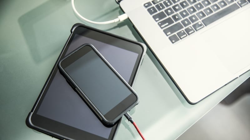 Policie rozkryla obří podvod za miliardy. Tři lidé obrali firmy o mobily či notebooky