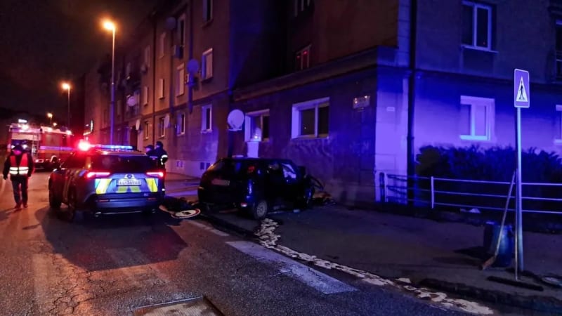 Čelní náraz do domu stál Lukáše život. Snímky nitranské policie ukazují naprostou zkázu