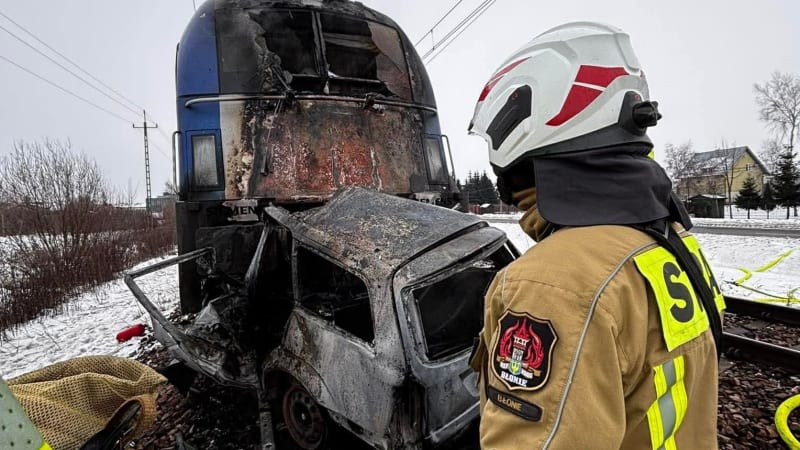 Odstrašující záběry: Dva rychlíky sešrotovaly vůz zaseklý na polském přejezdu