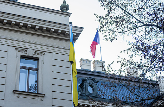 Úřad vlády a některá ministerstva vyvěsily ukrajinskou vlajku, resorty SPD nikoliv