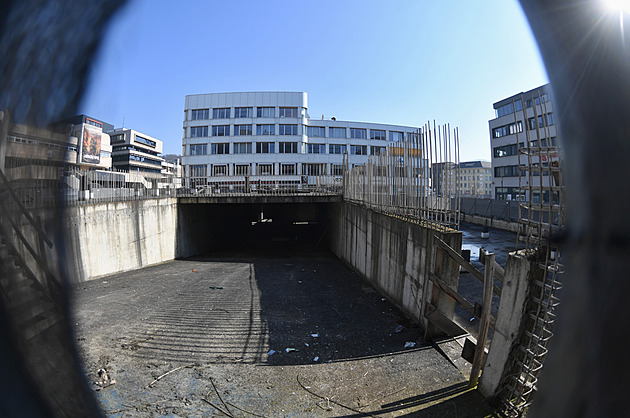 Prokletá díra v centru Ústí. Firma stavět nebude, město zkusí vyhlásit soutěž