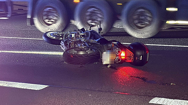 Motorkář nepřežil střet s autem na D1. Dálnice u Prahy je částečně průjezdná