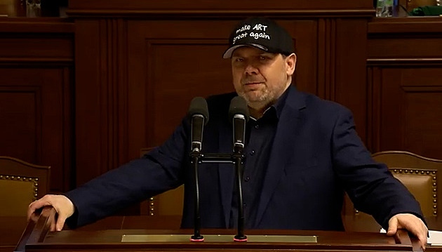 Baxa v trumpovské čepici podpořil návrh přidat 300 milionů korun živé kultuře