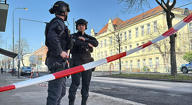 Kvůli hlášené bombě evakuovali v Praze školu, anonym upřesnil i čas výbuchu