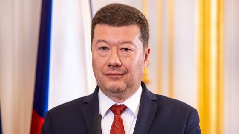 Okamura připustil „krajní řešení“: Ceny paliva můžeme zastropovat. Schillerová mluví o atomovce