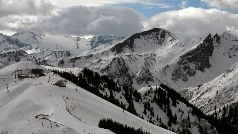 Devatenáctiletý český lyžař se vážně zranil v Rakousku. Na ledovec pro něj letěl vrtulník