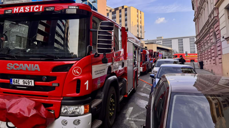 Drama v Praze: Mladík vyskočil kvůli ohni z okna. Na místě zasahovali hasiči