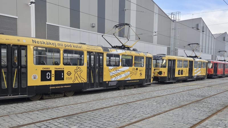 Drsná kampaň v Praze: Po nedávné smrti školačky se na tramvaji objevilo skóre 0:1