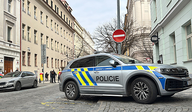 Dívka v pražské škole vypadla z okna, má vážná zranění