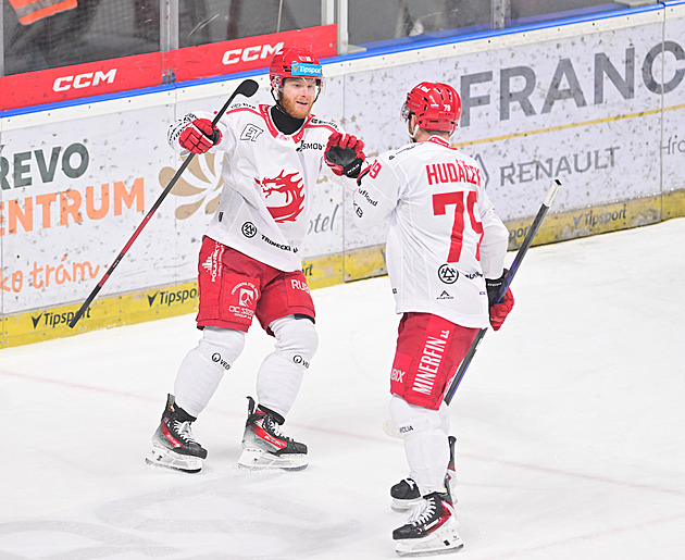 ONLINE: Třinec jde v Hradci už potřetí do vedení, Liberec hraje s Vary nadále smírně