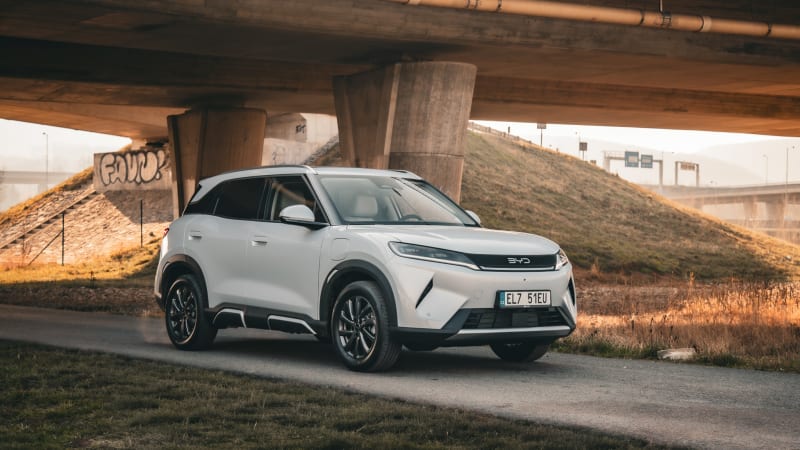 Nový čínský plug-in dojede z Prahy do Paříže bez zastávky. Cenou potrápí i spalováky