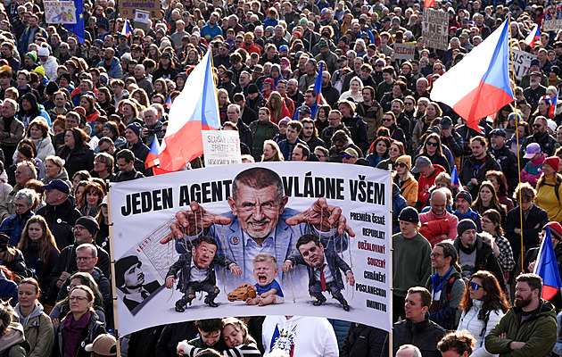 OBRAZEM: Statisíce lidí, transparenty a přání Svěrákovi. Zde jsou momenty Letné