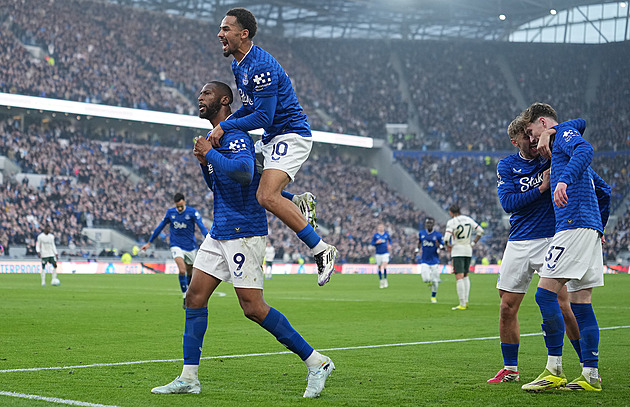 Zaváhání favoritů. Everton vyškolil Chelsea, Liverpool podlehl Brightonu