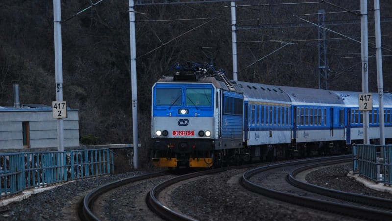 Vlak na Litoměřicku srazil člověka, zraněním podlehl. Provoz na koridoru do Německa stál