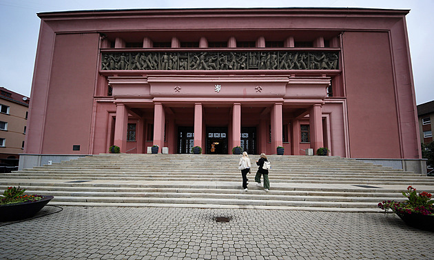 Sokolov opraví střechu Hornického domu, památku pokryjí červené tašky