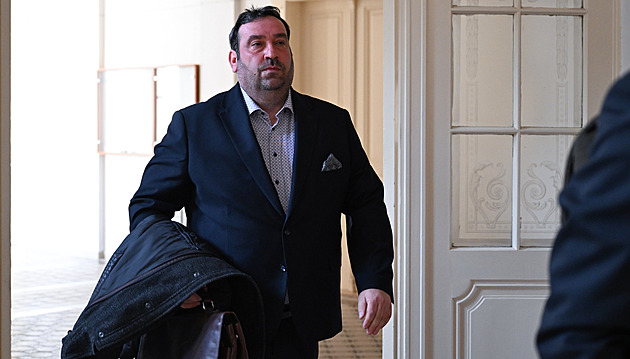 Nevšimli si, že účetní zpronevěřila 24 milionů. Obec se soudí s exstarosty