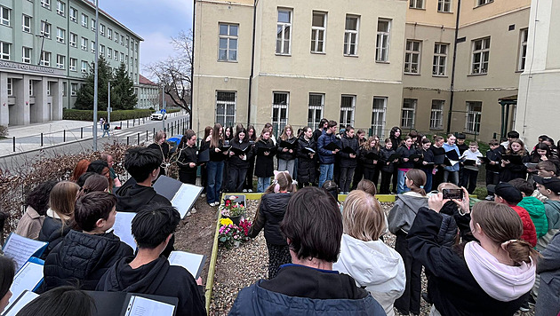 Škola se rozloučila s dívkou, kterou usmrtila tramvaj. Pietní místo zrušila