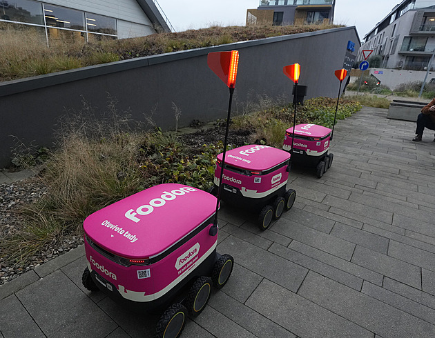 Roboti v Karlíně. S rozvozem jídla se osvědčili, teď začnou zametat ulice