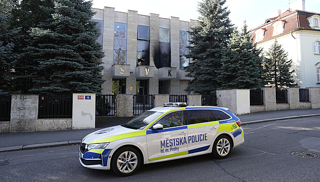 Útok zápalnými lahvemi na ruské středisko v Praze. Pachatele hledá policie