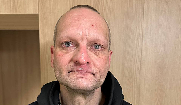 Nosil u sebe sekeru i nože. Policie varuje před mužem hledaným kvůli vraždě