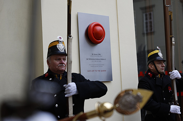 Návštěvu Alžběty II. v Brně nově připomíná červený klobouk, visí na zdi radnice