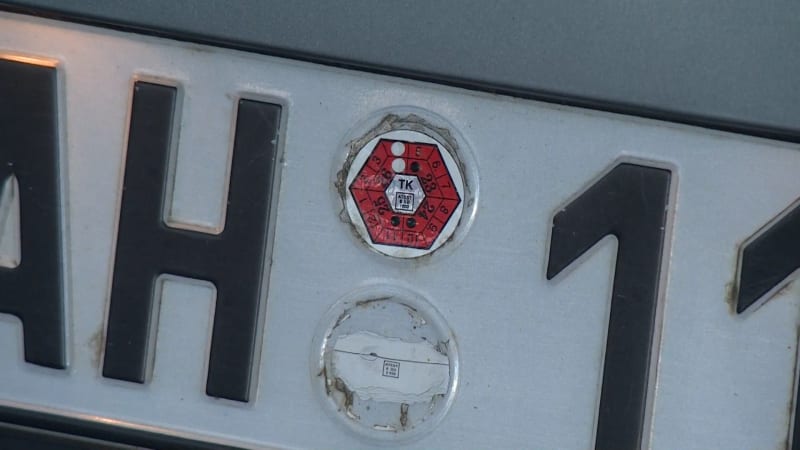 Červená nálepka na SPZ končí. Platnost technické ověříte v aplikaci, radí expert