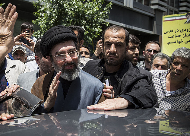 Modžtaba Chameneí je podle Ruska v Íránu. Na veřejnosti ale stále nevystupuje