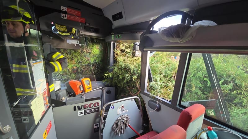 Hrůzná havárie autobusu v Bukovanech: Cestující museli vyprošťovat hasiči